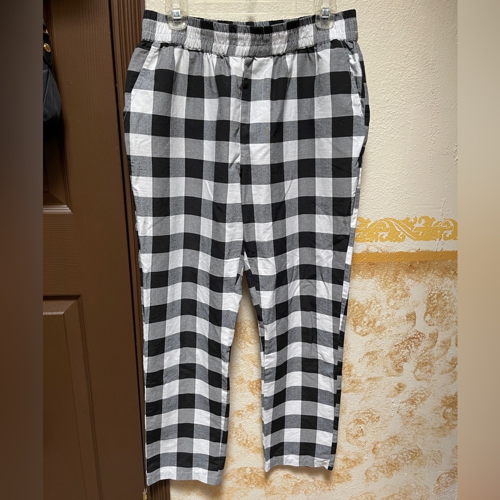 Tahari Black and White Buffalo Check lounge Pants